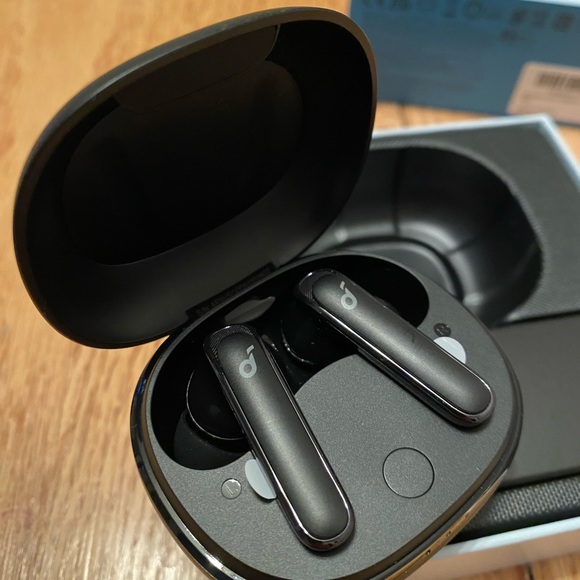 Noise canceling earbuds - Picture 4 of 6